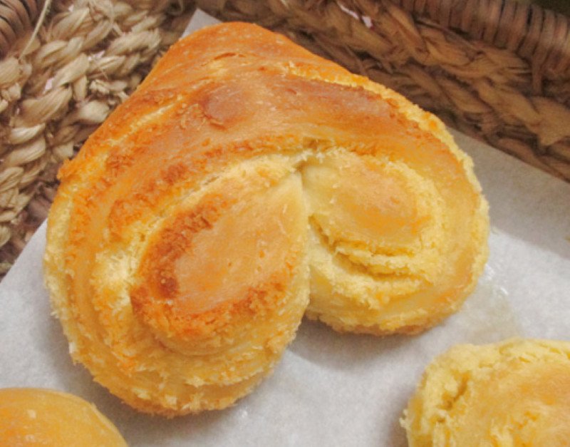 Thưởng thức bánh mì Hà Nội nhân dừa béo ngậy