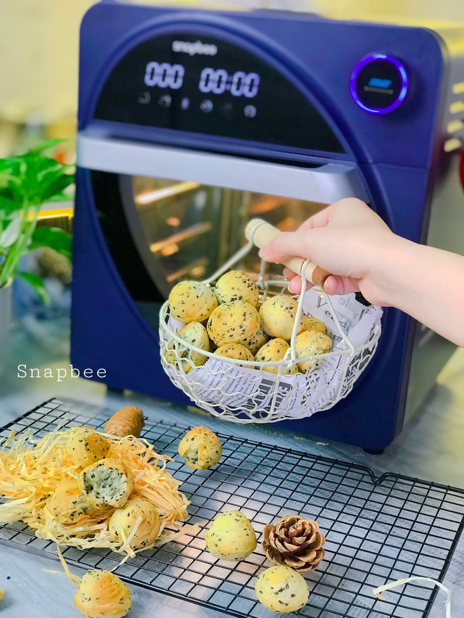 Thưởng thức bánh mì mochi mè đen nóng hổi vừa ra lò từ nồi chiên không dầu