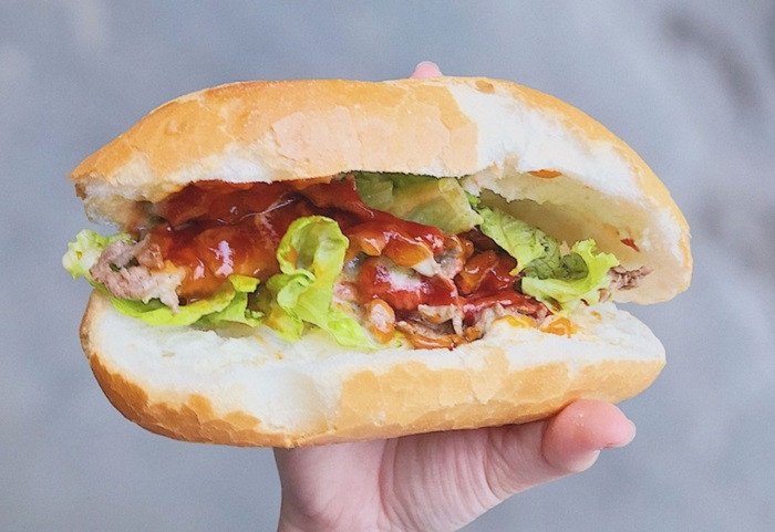 Thưởng thức bánh mì nóng giòn thơm ngon tại các điểm bánh mì nổi tiếng Sài Gòn