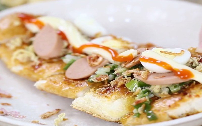 Thưởng thức bánh mì nướng muối ớt – một món ăn từ bánh mì cũ độc đáo
