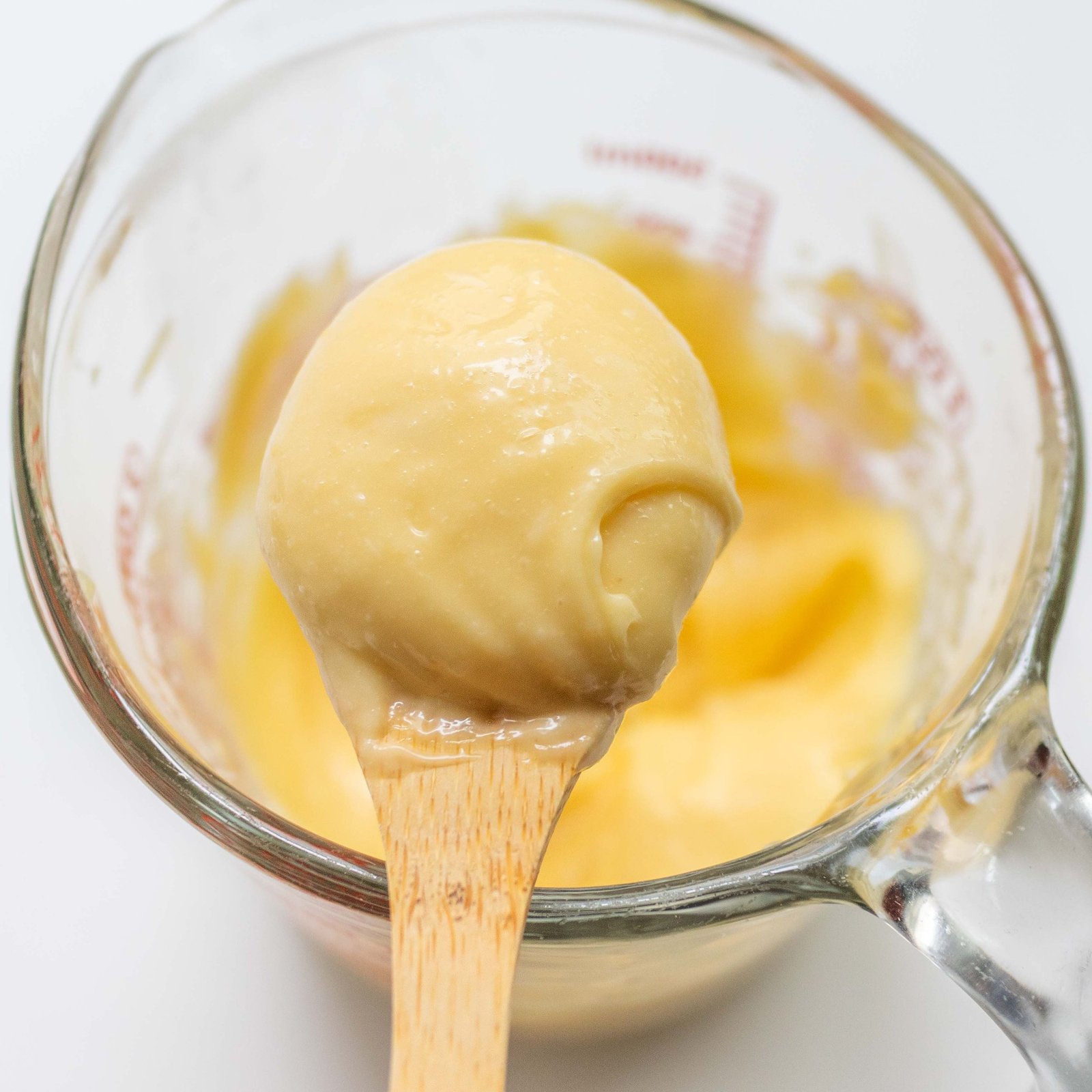 Thưởng thức bánh mì sốt bơ trứng béo ngậy