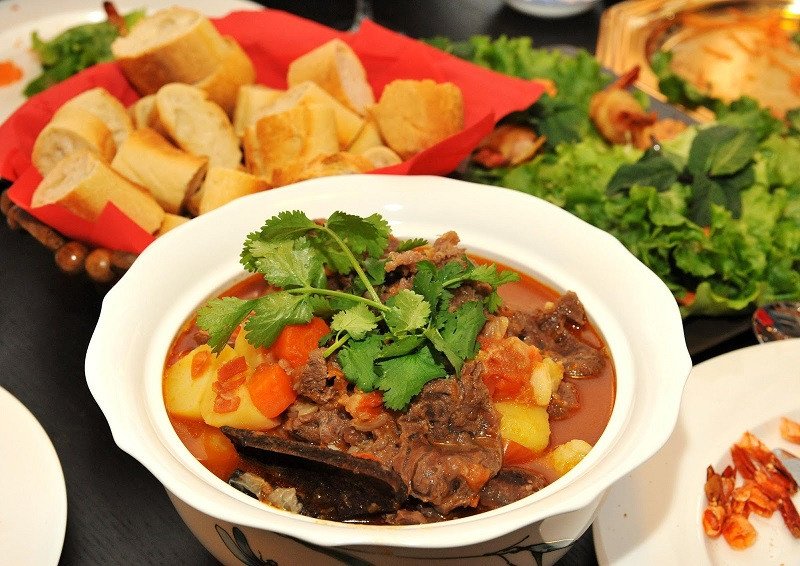 Thưởng thức bánh mì sốt vang với rau xanh để cân bằng dinh dưỡng