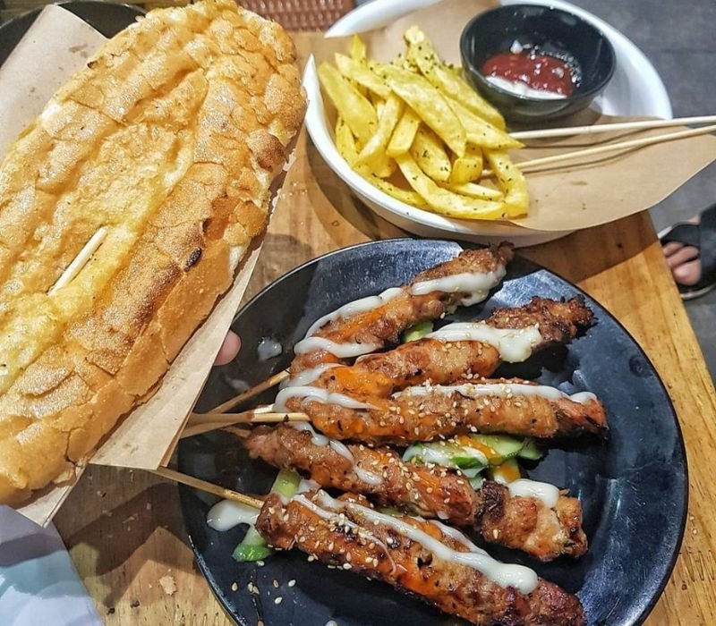 Thưởng thức bánh mì thịt xiên nướng truyền thống tại cửa hàng Hoàng Đức