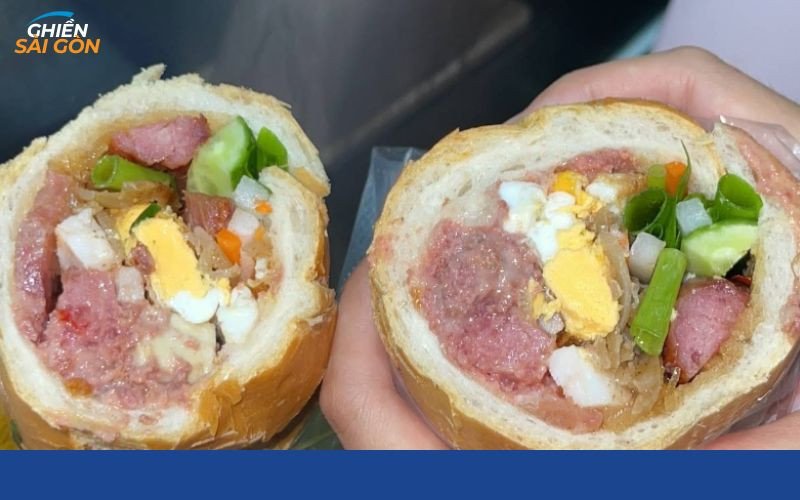 Thưởng thức bánh mì Thuận Thảo nóng hổi và thơm ngon.