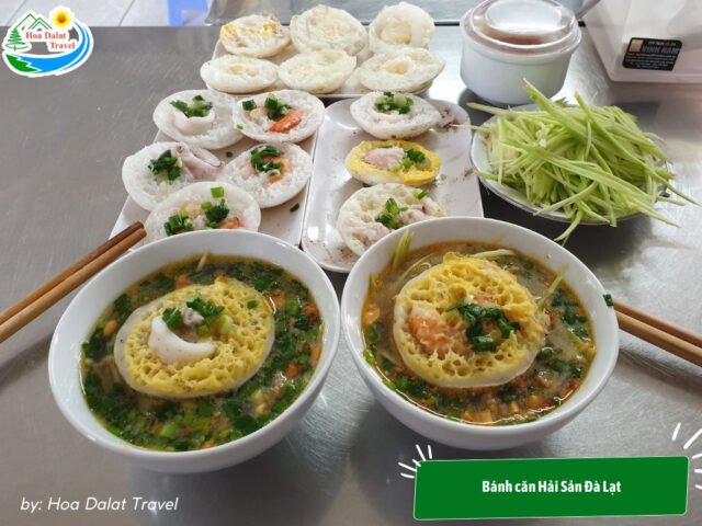 Thưởng thức bánh mì xíu mại cùng nước chấm đậm đà