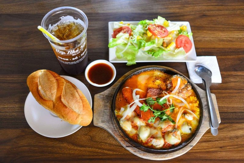 Thưởng thức bữa sáng bánh mì chảo dinh dưỡng