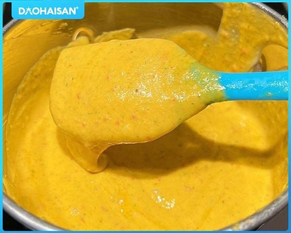 Thưởng thức cua sốt trứng muối chấm bánh mì giòn tan