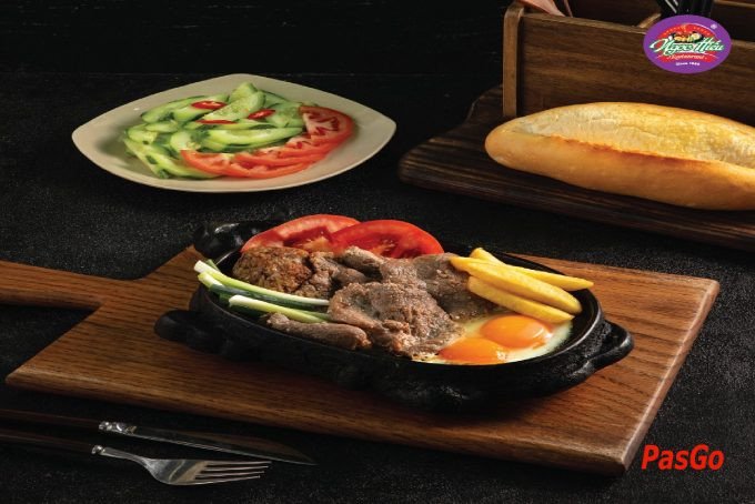 Thưởng thức hương vị bít tết truyền thống cùng bánh mì Ngọc Hiếu trứ danh