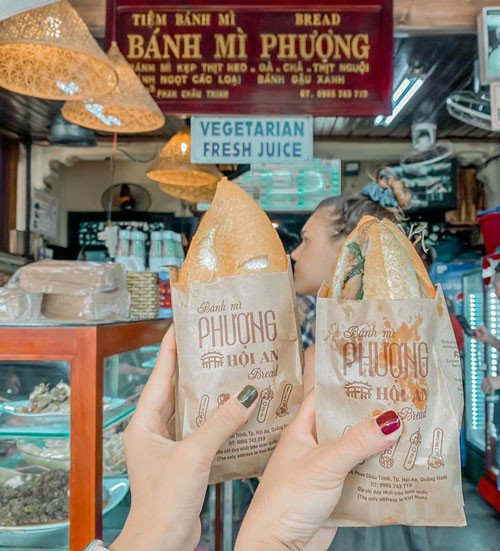 Thưởng thức ổ bánh mì Phượng nóng hổi với đầy đủ hương vị đặc trưng của Hội An
