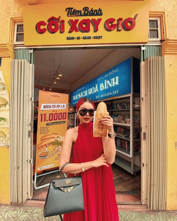 Tiệm bánh mì Cối Xay Gió với kiến trúc màu vàng đặc trưng, đông đúc khách