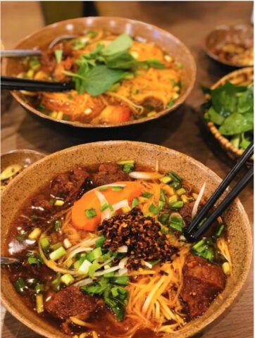 Tô bò kho nóng hổi thơm lừng ăn kèm bánh mì