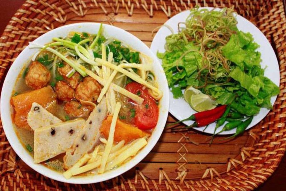 Tô bún cá ngon lành, hấp dẫn với chả cá và rau xanh