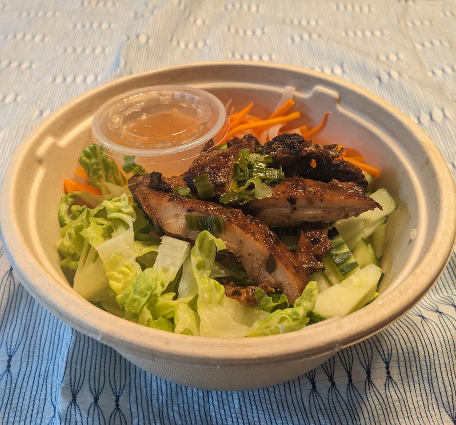 Tô bún gà sả với rau sống tươi ngon