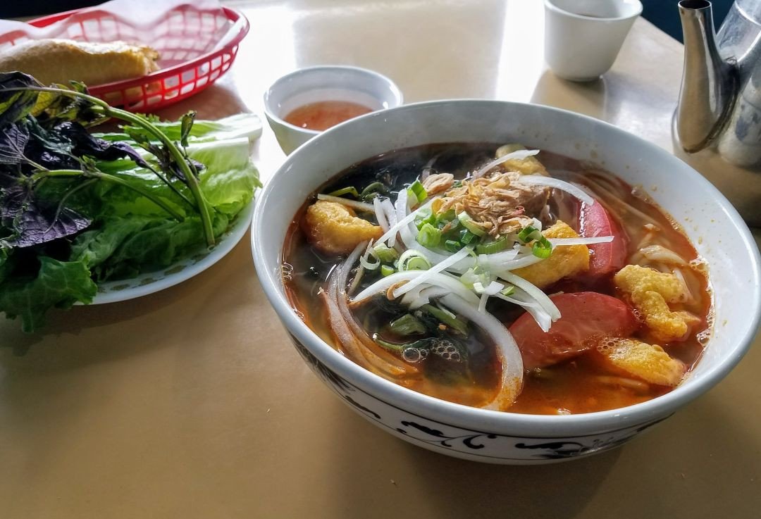 Tô canh bún cua đậm đà hương vị truyền thống, bổ sung hoàn hảo cho bữa ăn cùng bánh mì nam nam