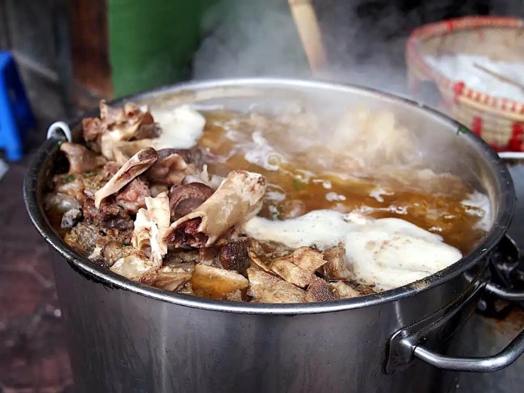 Tô phở Hà Nội hấp dẫn, món ăn đặc trưng của ẩm thực đường phố Việt Nam