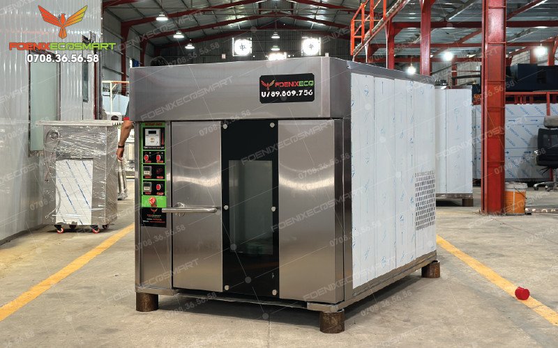Toàn cảnh lò nướng bánh mì xoay 6 khay điện trong môi trường làm việc thực tế.