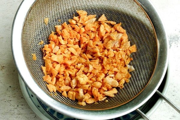 Tỏi phi vàng ươm chuẩn bị cho nước sốt ốc xào bơ tỏi