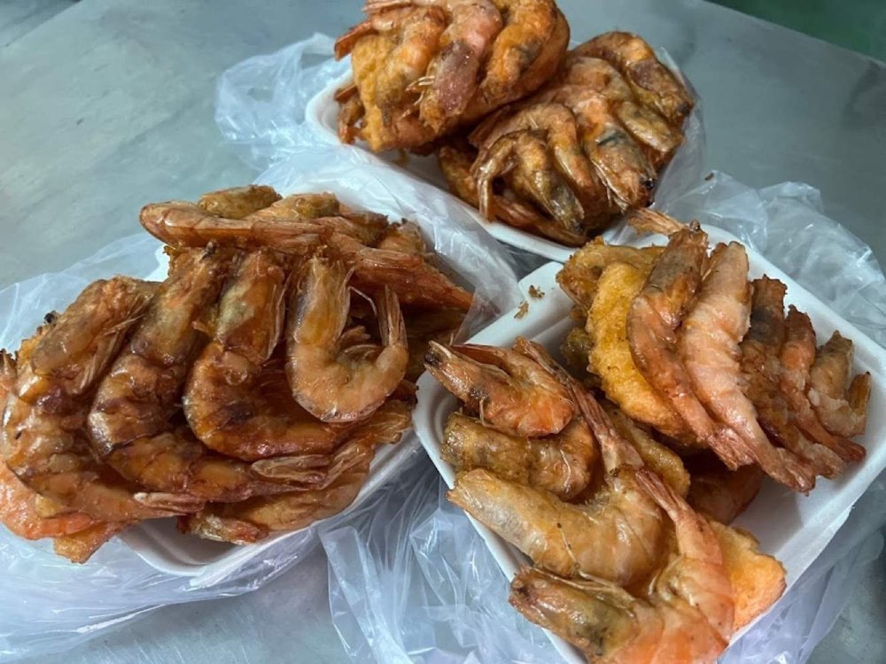 Tôm chiên giòn rụm ăn kèm rau sống và nước chấm cay ngọt tại quán Cô Sen