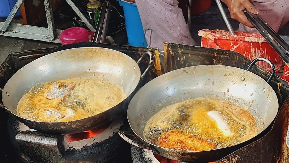 Tôm chiên thơm ngon, luôn được chiên nóng hổi tại quán Cô Sen, đảm bảo độ giòn