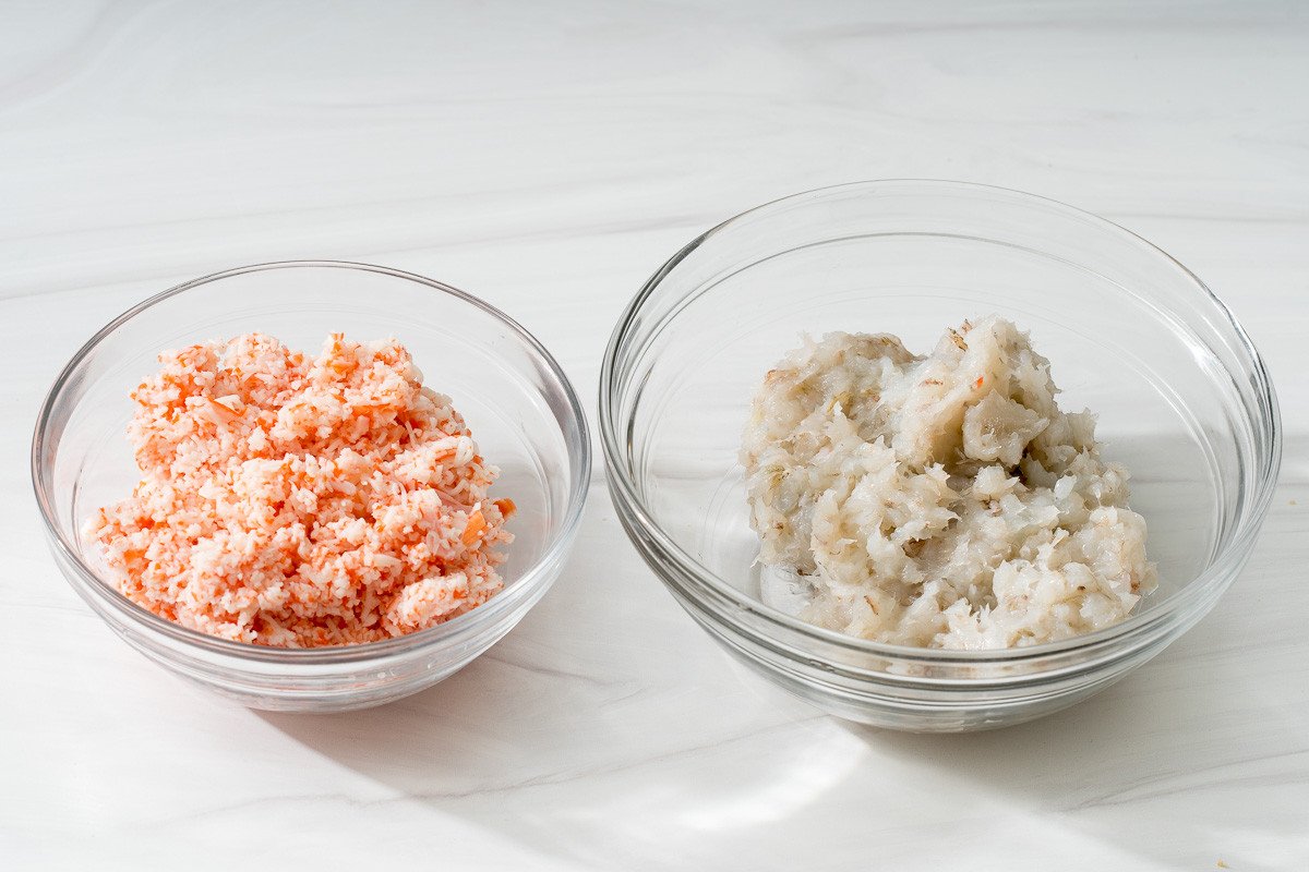 Tôm tươi đã xay nhuyễn và thanh cua đã băm nhỏ được đặt trong hai bát riêng biệt