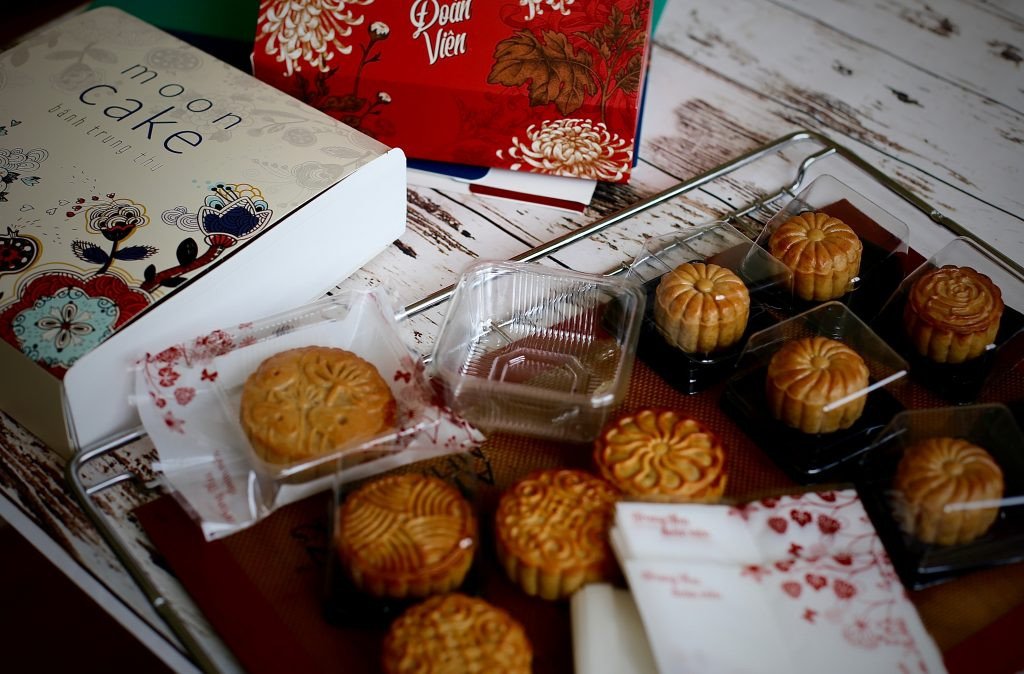 Tổng hợp dụng cụ và nguyên liệu để làm bánh mì mè đen