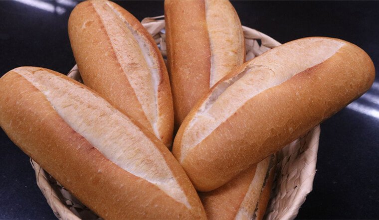 Tổng lượng calo trong các loại bánh mì phổ biến như bánh mì không, bánh mì đen