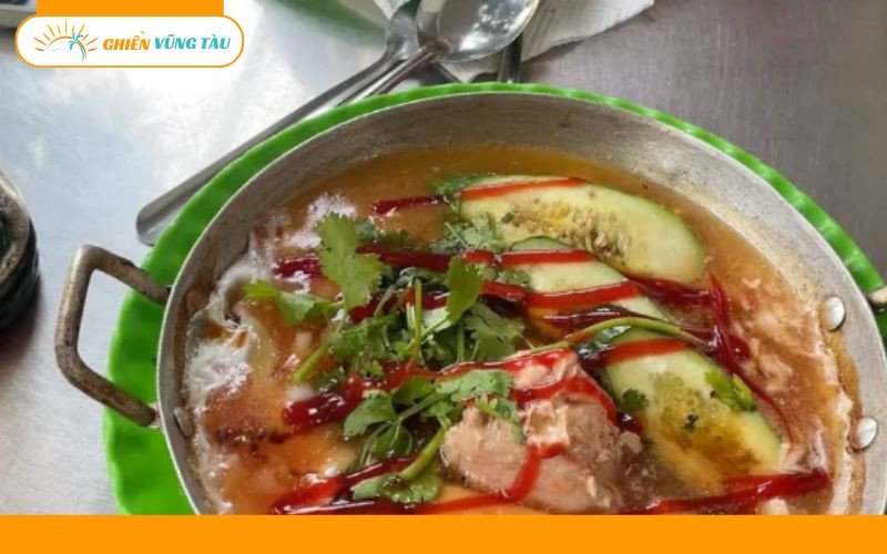 Tổng thể món bánh mì chảo Loan Kim nóng hổi, chuẩn bị sẵn sàng phục vụ thực khách.