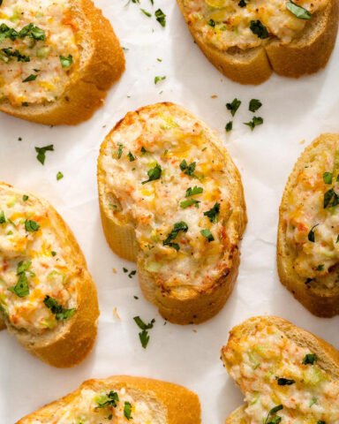 Tổng thể những miếng bánh mì tôm nướng vàng giòn, hấp dẫn đã hoàn thành