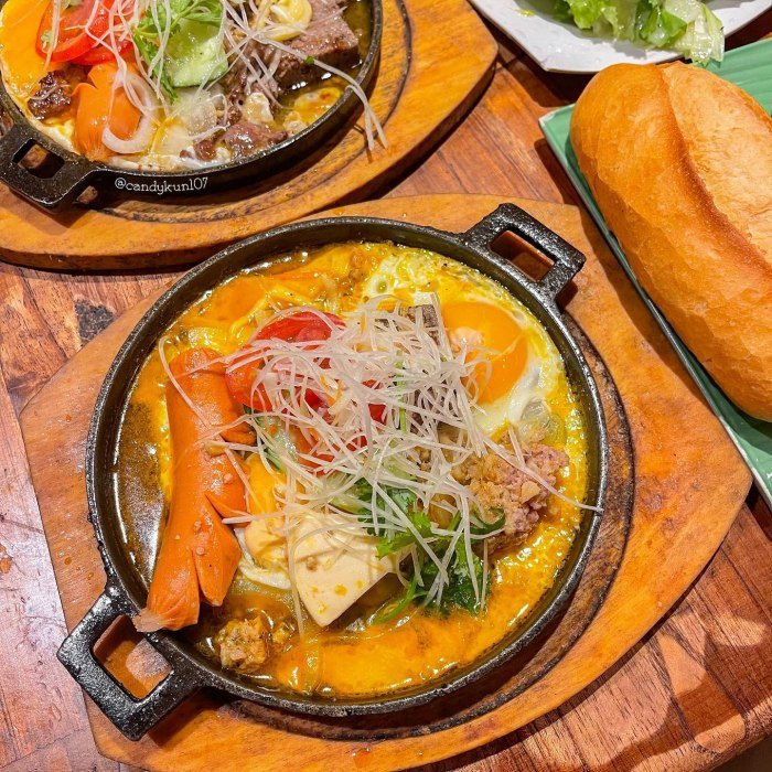 Topping bánh mì chảo bao gồm thịt, trứng và nước sốt đặc biệt