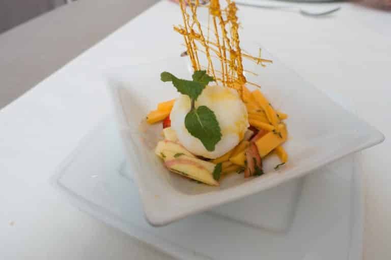 Trái cây nhiệt đới với kem chanh