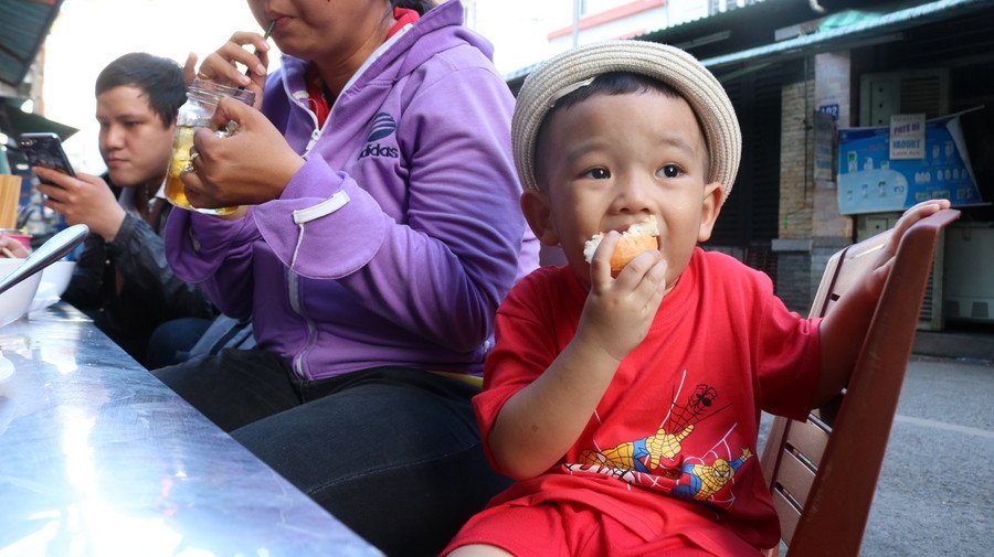 Trẻ em hào hứng với món bánh mì hấp Sài Gòn tại quán
