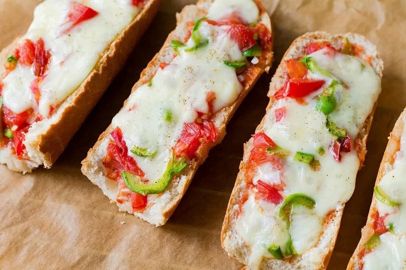 trẻ mấy tháng ăn được bánh mì sandwich - bánh mì nướng kiểu pizza mini, topping phô mai và rau củ phù hợp khẩu vị trẻ nhỏ.