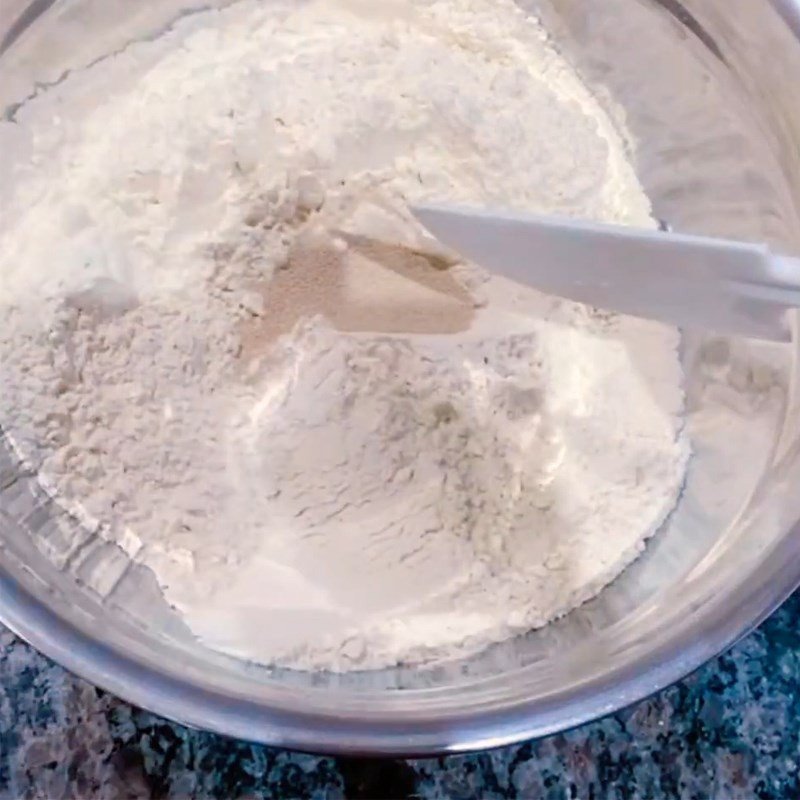 Trộn bột khô và men nở instant