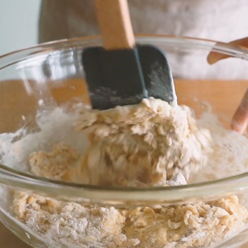 Trộn bột làm bánh mì cuộn len