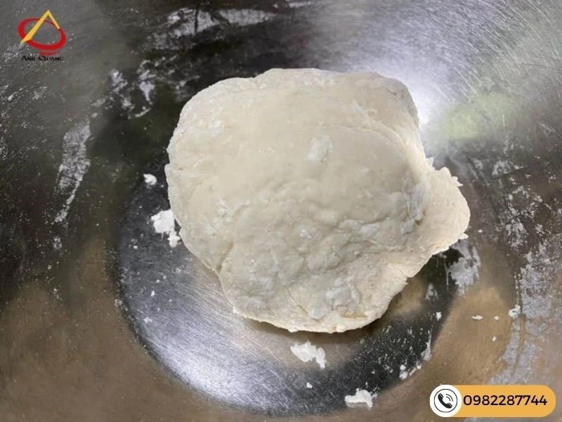 Trộn bột làm bánh mì mini tại nhà