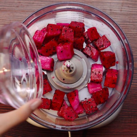 Trộn bột làm bánh mì thanh long