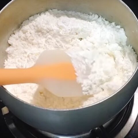 Trộn bột làm vỏ bánh mì Thổ Nhĩ Kỳ Kebab.