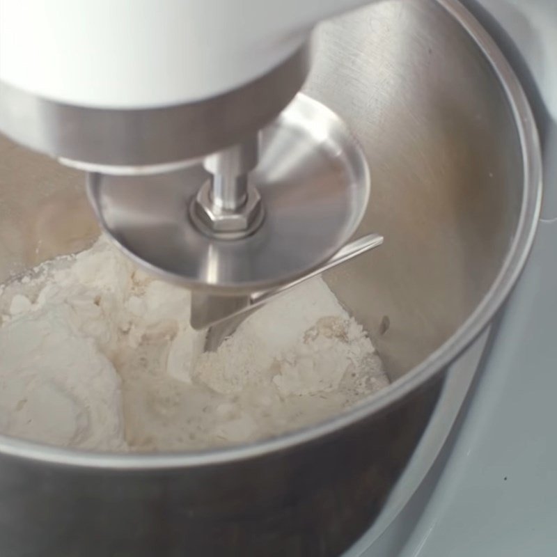 Trộn bột làm vỏ bánh mì Thổ Nhĩ Kỳ