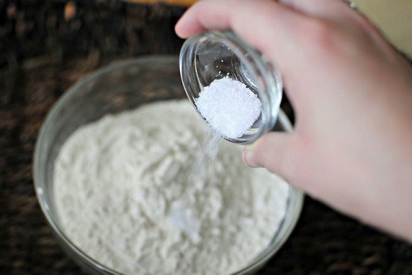 Trộn bột mì, muối, đường tạo hỗn hợp khô cho bột bánh mì nồi chiên không dầu