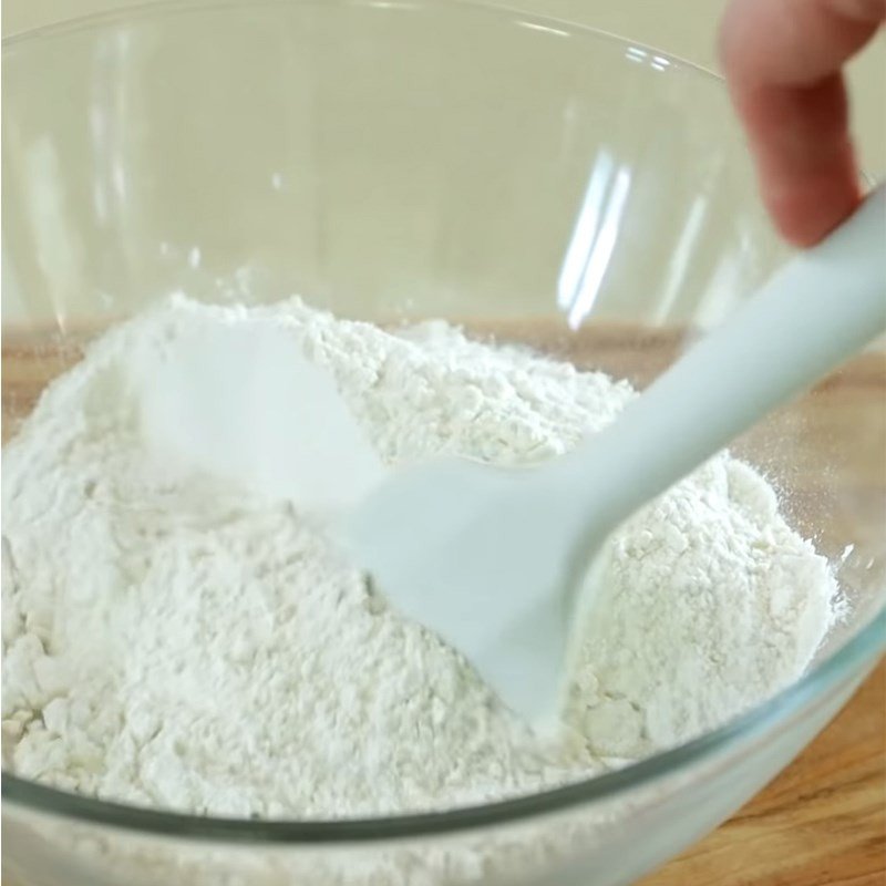 Trộn bột mì và các nguyên liệu để làm bánh mì sandwich tại nhà