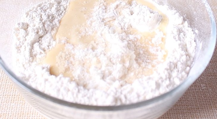 Trộn bột mì và trứng sữa chuẩn bị làm bánh mì xoắn ốc