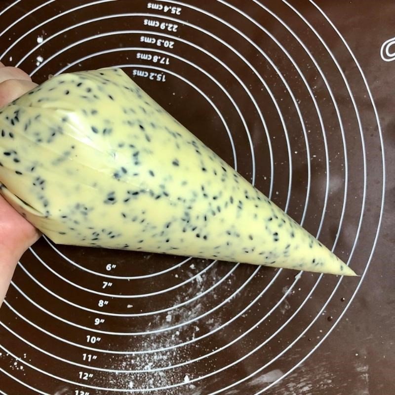 Trộn bột năng và mè đen vào hỗn hợp bột nóng