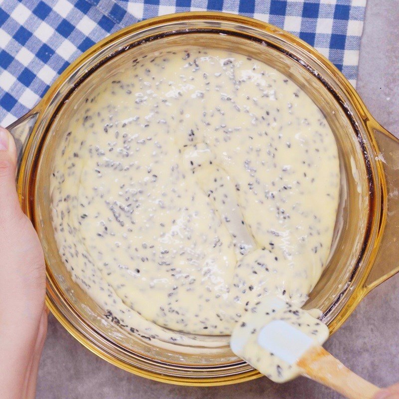 Trộn bột và mè đen cho bánh mì tròn Hàn Quốc