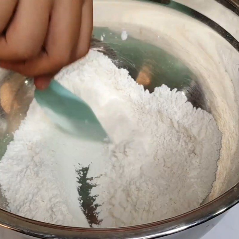 Trộn các nguyên liệu khô làm vỏ bánh mì trứng muối chà bông