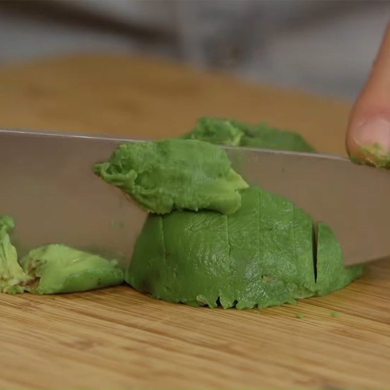 Trộn các nguyên liệu tươi để có sốt quả bơ ăn bánh mì hoàn hảo