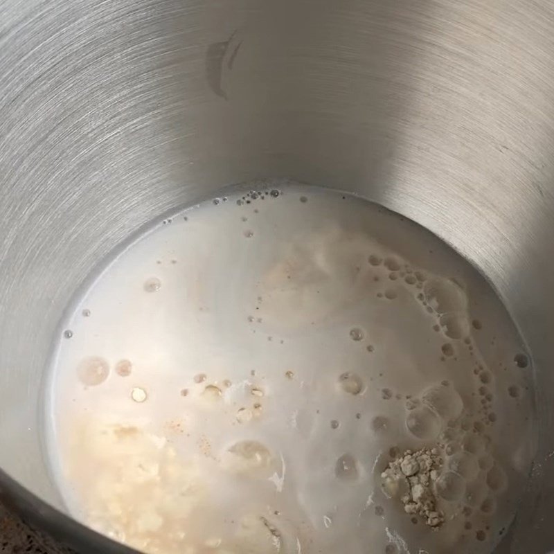 Trộn đều bột cho món bánh mì cay