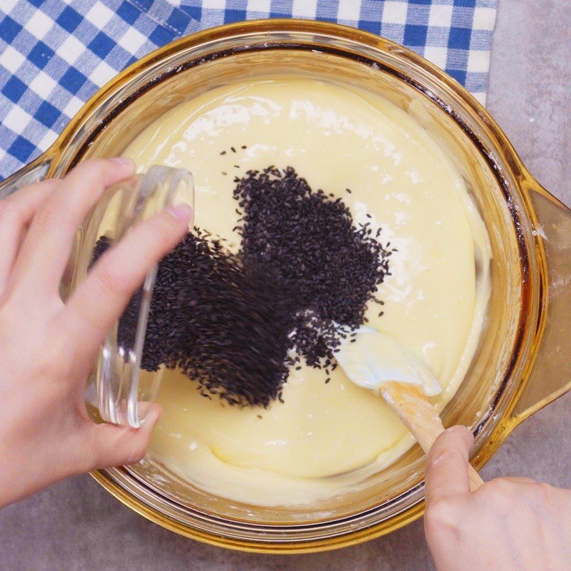 Trộn đều bột và mè để làm bánh mì mè đường