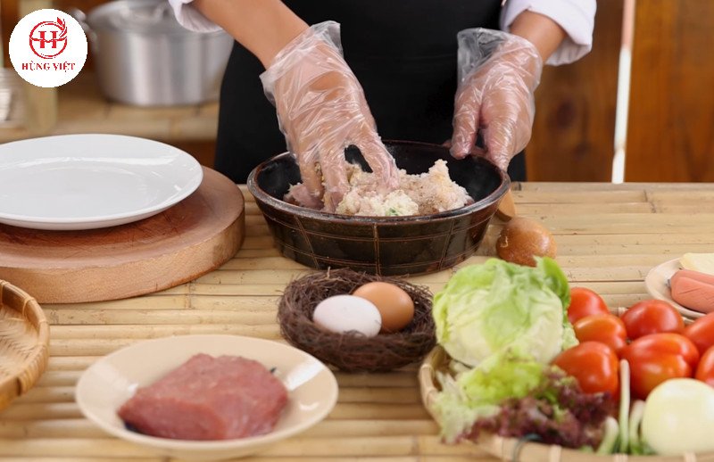 Trộn đều các nguyên liệu làm nhân xíu mại