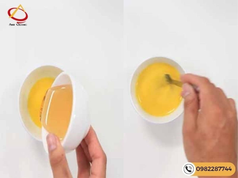 Trộn đều hỗn hợp bơ và mật ong sánh mịn để phết bánh mì