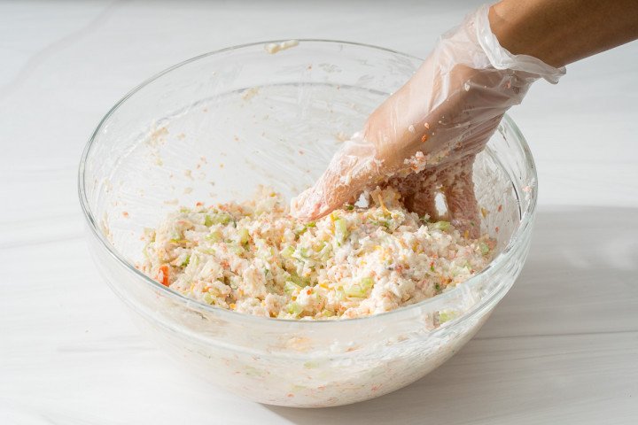 Trộn đều hỗn hợp nhân tôm và phô mai trong tô lớn để làm bánh mì nướng